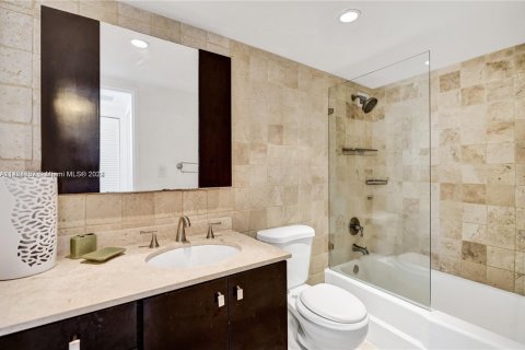 Condo in Miami Beach, Florida, 2 bedrooms  № 1938791 - photo 15