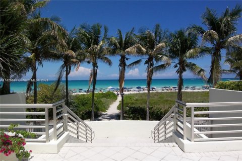 Condo in Miami Beach, Florida, 2 bedrooms  № 1938791 - photo 27