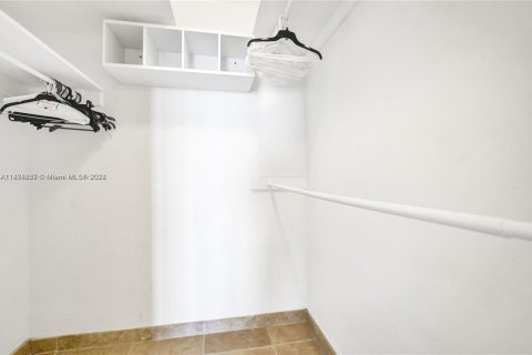 Condo in Miami Beach, Florida, 2 bedrooms  № 1938791 - photo 17