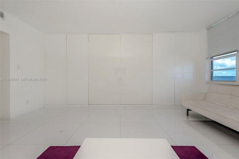 Copropriété à louer à Miami Beach, Floride: 51.1 m2 № 1988718 - photo 22