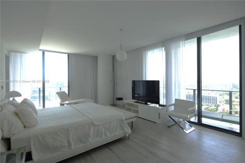 Condo in Miami, Florida, 3 bedrooms  № 1745791 - photo 1