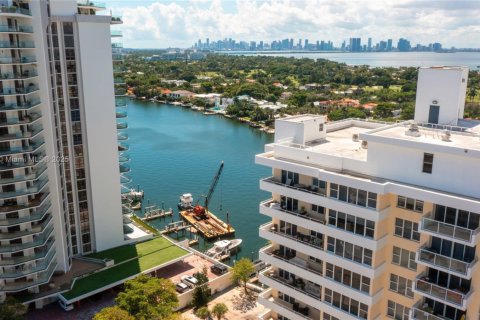 Condo in Miami Beach, Florida, 2 bedrooms  № 1928935 - photo 18