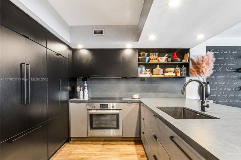 Condo in Miami Beach, Florida, 2 bedrooms  № 1928935 - photo 8
