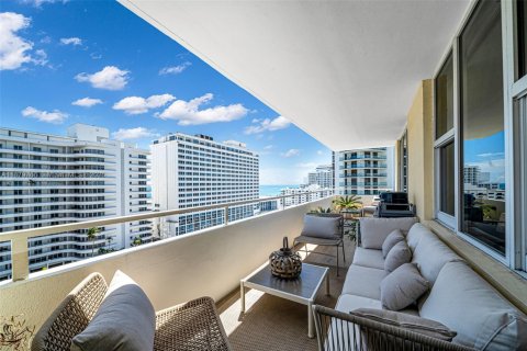 Condo in Miami Beach, Florida, 2 bedrooms  № 1928935 - photo 25