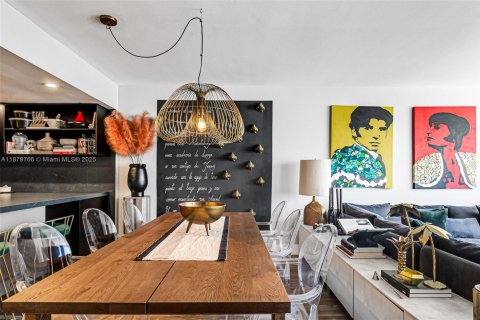 Condo in Miami Beach, Florida, 2 bedrooms  № 1928935 - photo 1
