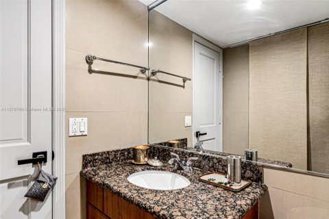 Condo in Miami Beach, Florida, 2 bedrooms  № 1928935 - photo 19