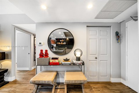 Condo in Miami Beach, Florida, 2 bedrooms  № 1928935 - photo 10
