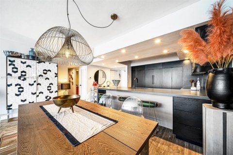 Condo in Miami Beach, Florida, 2 bedrooms  № 1928935 - photo 7