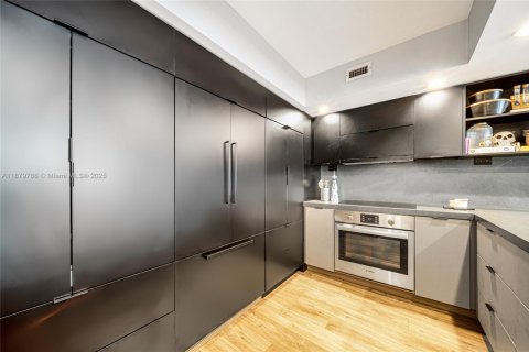 Condo in Miami Beach, Florida, 2 bedrooms  № 1928935 - photo 12
