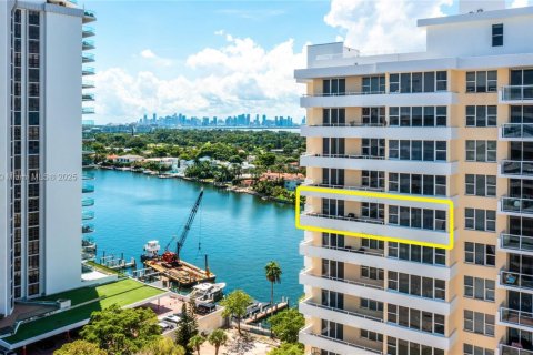 Condo in Miami Beach, Florida, 2 bedrooms  № 1928935 - photo 20