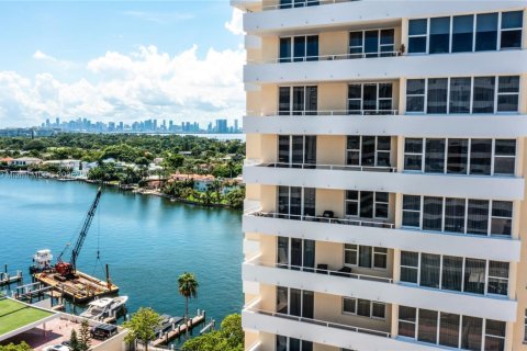 Condo in Miami Beach, Florida, 2 bedrooms  № 1928935 - photo 22