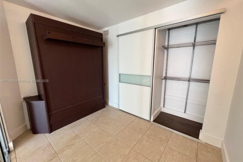 Condominio en venta en Miami Beach, Florida, 1 dormitorio, 71.53 m2 № 1985356 - foto 8