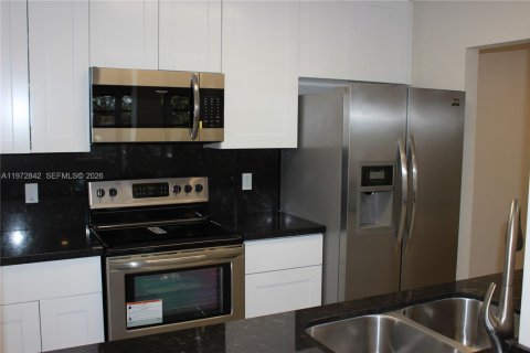 Condominio en alquiler en Hollywood, Florida, 2 dormitorios, 99.41 m2 № 2041732 - foto 2