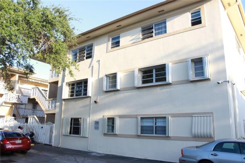 Condominio en Hollywood, Florida, 2 dormitorios  № 2041732