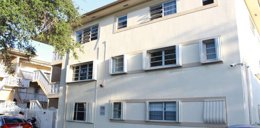 Condominio en Hollywood, Florida, 2 dormitorios  № 2041732