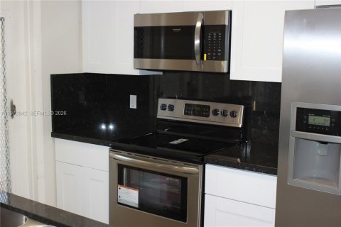 Condominio en alquiler en Hollywood, Florida, 2 dormitorios, 99.41 m2 № 2041732 - foto 3