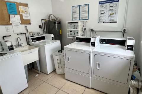 Condominio en alquiler en Hollywood, Florida, 2 dormitorios, 99.41 m2 № 2041732 - foto 13