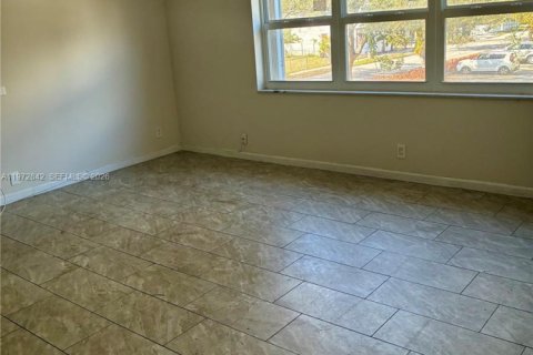 Condominio en alquiler en Hollywood, Florida, 2 dormitorios, 99.41 m2 № 2041732 - foto 5