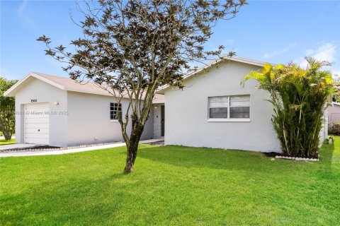 Снять в аренду виллу или дом в Бока-Ратон, Флорида 3 спальни, 166.76м2, № 1974382 - фото 2