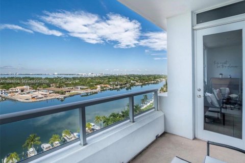 Condo in Miami Beach, Florida, 2 bedrooms  № 1990744 - photo 17