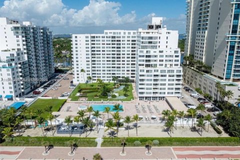 Condo in Miami Beach, Florida, 2 bedrooms  № 1990744 - photo 21