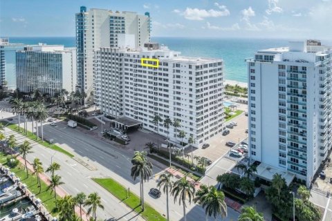 Condo in Miami Beach, Florida, 2 bedrooms  № 1990744 - photo 1