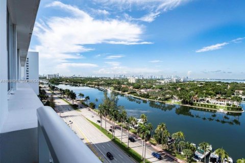 Condo in Miami Beach, Florida, 2 bedrooms  № 1990744 - photo 19