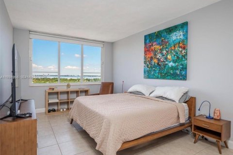 Condo in Miami Beach, Florida, 2 bedrooms  № 1990744 - photo 12