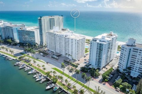 Condo in Miami Beach, Florida, 2 bedrooms  № 1990744 - photo 23