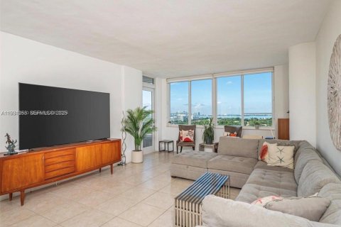 Condo in Miami Beach, Florida, 2 bedrooms  № 1990744 - photo 4