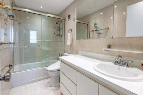 Condo in Miami Beach, Florida, 2 bedrooms  № 1990744 - photo 14