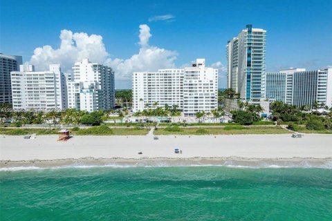 Condo in Miami Beach, Florida, 2 bedrooms  № 1990744 - photo 22