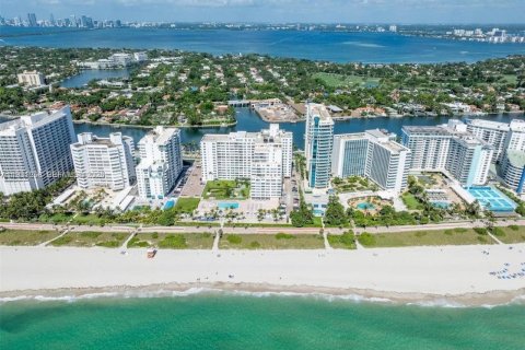 Condo in Miami Beach, Florida, 2 bedrooms  № 1990744 - photo 28