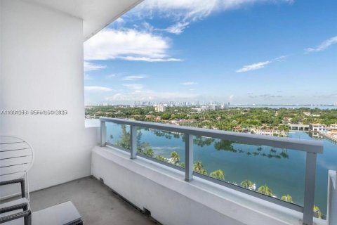 Condo in Miami Beach, Florida, 2 bedrooms  № 1990744 - photo 18