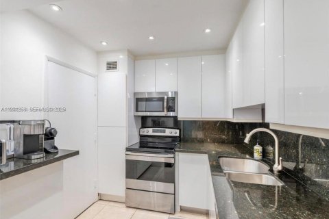 Condo in Miami Beach, Florida, 2 bedrooms  № 1990744 - photo 9