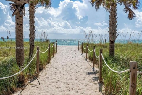 Condo in Miami Beach, Florida, 2 bedrooms  № 1990744 - photo 3