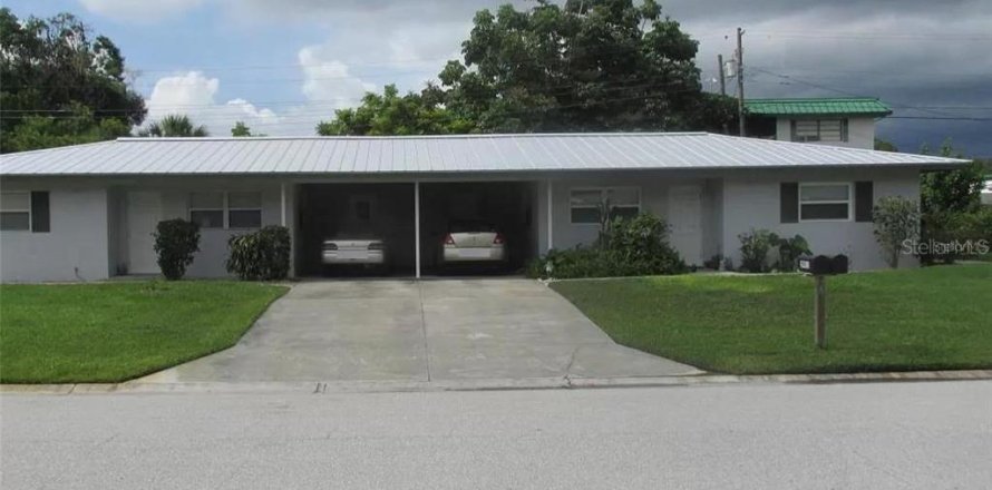Commercial property in Sarasota, Florida 4 bedrooms, 182.83 sq.m. № 2238003