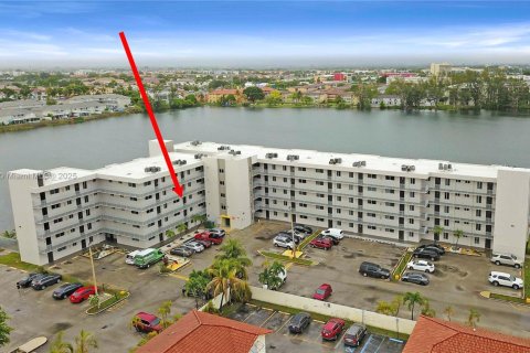 Condo in Hialeah Gardens, Florida, 2 bedrooms  № 1848266 - photo 24