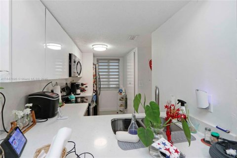 Condo in Hialeah Gardens, Florida, 2 bedrooms  № 1848266 - photo 6