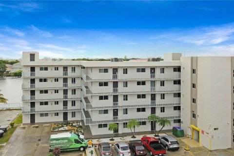 Condo in Hialeah Gardens, Florida, 2 bedrooms  № 1848266 - photo 25