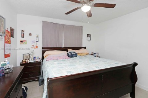 Condo in Hialeah Gardens, Florida, 2 bedrooms  № 1848266 - photo 18