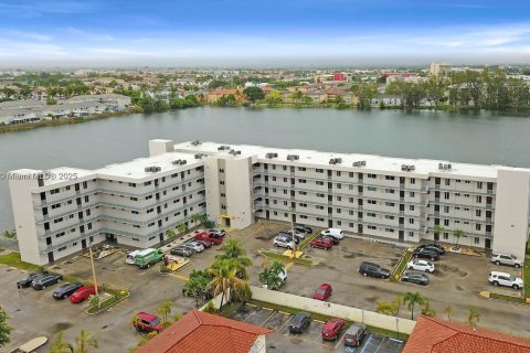 Condo in Hialeah Gardens, Florida, 2 bedrooms  № 1848266 - photo 1