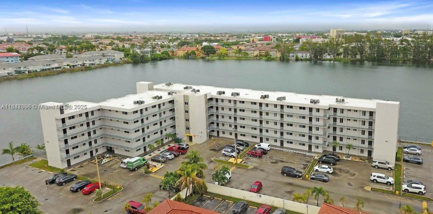Condo in Hialeah Gardens, Florida, 2 bedrooms  № 1848266