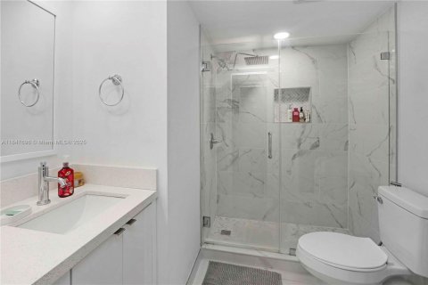 Condo in Hialeah Gardens, Florida, 2 bedrooms  № 1848266 - photo 16
