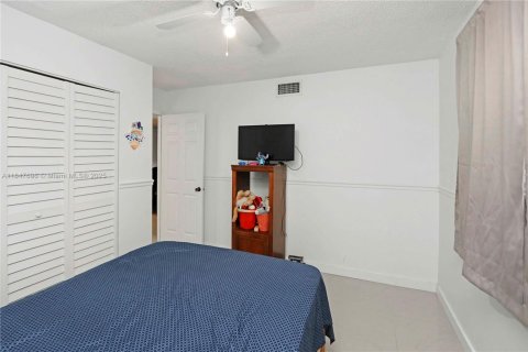 Condo in Hialeah Gardens, Florida, 2 bedrooms  № 1848266 - photo 22