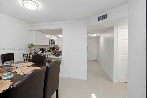 Condo in Hialeah Gardens, Florida, 2 bedrooms  № 1848266 - photo 8