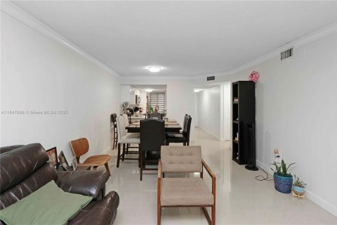 Condo in Hialeah Gardens, Florida, 2 bedrooms  № 1848266 - photo 10