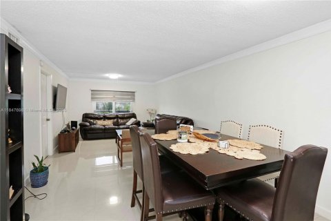 Condo in Hialeah Gardens, Florida, 2 bedrooms  № 1848266 - photo 13