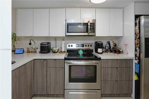 Condo in Hialeah Gardens, Florida, 2 bedrooms  № 1848266 - photo 5