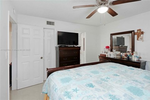 Condo in Hialeah Gardens, Florida, 2 bedrooms  № 1848266 - photo 17